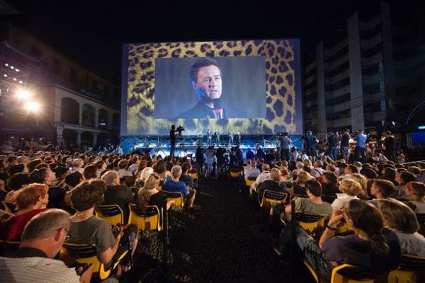 More than 7000 film fans watched Edward Norton receive his Excellence Award at the opening of the Locarno Film Festival